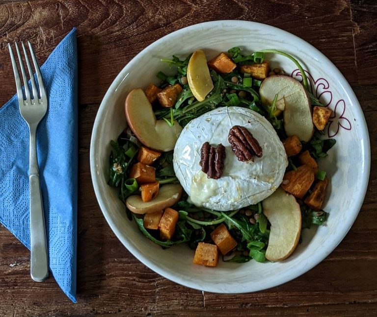 Camenbert auf Salat