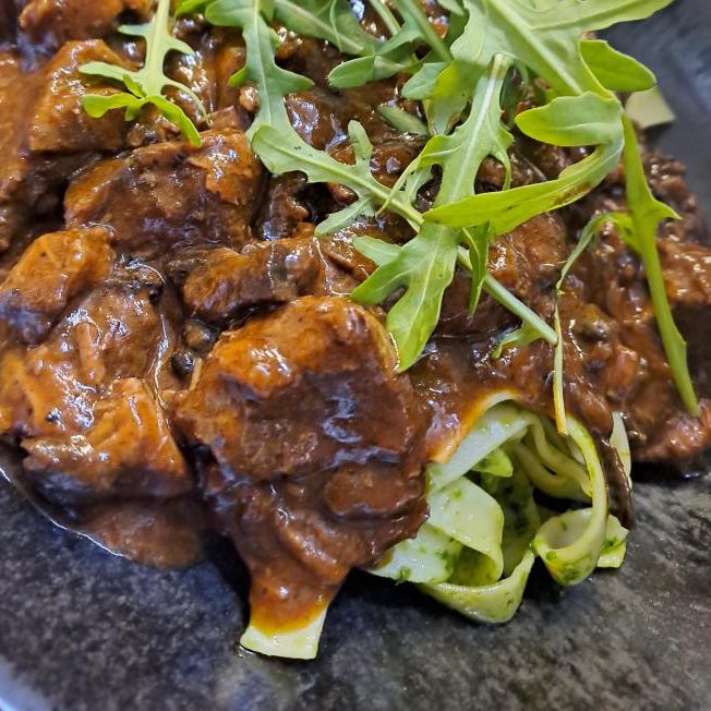 Bärlauchpasta mit Wildgulasch und Pilzen